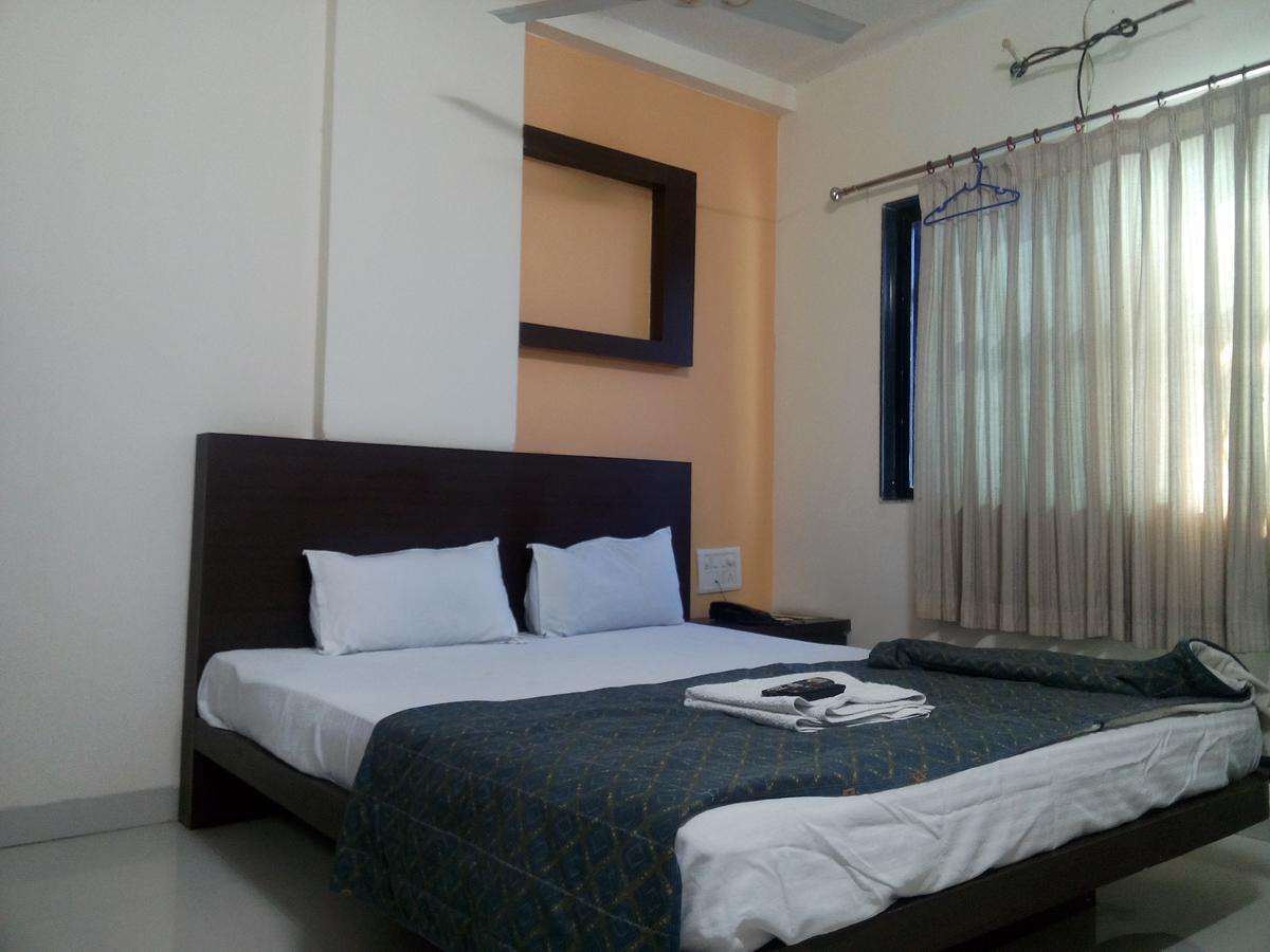 Hotel Parth Executive Lātūr Dış mekan fotoğraf