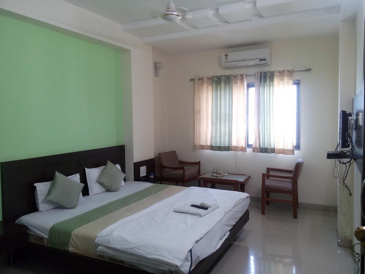 Hotel Parth Executive Lātūr Dış mekan fotoğraf
